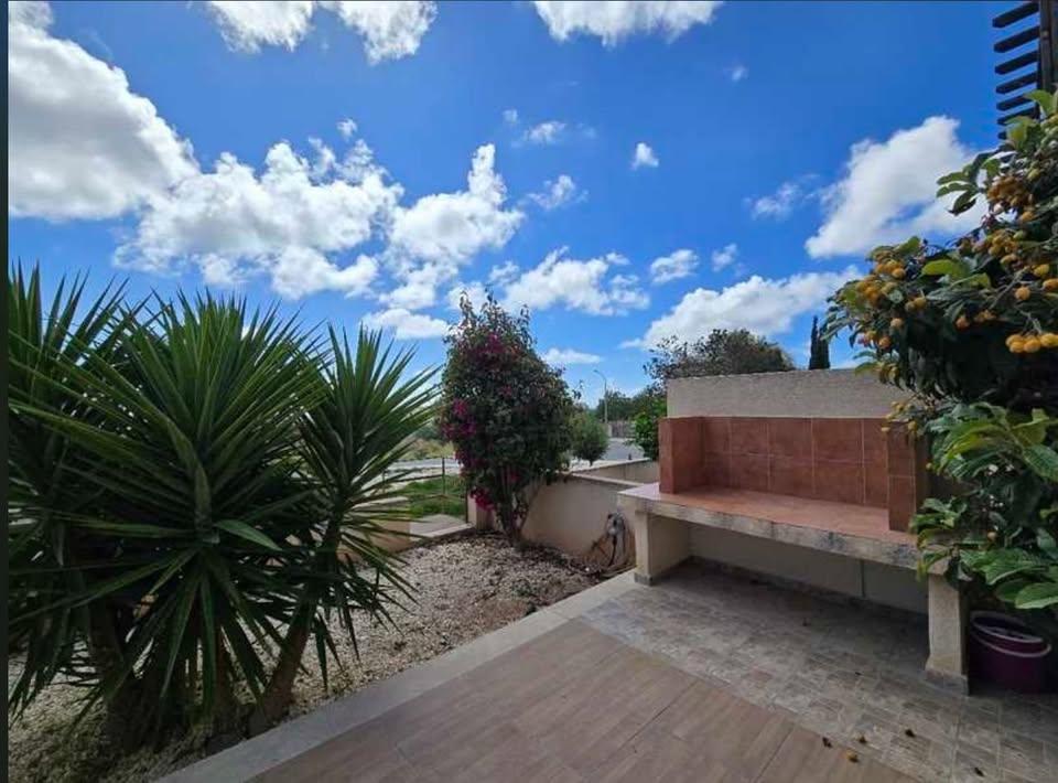 3 beds 3 baths House: https://www.facebook.com/marketplace/item/1404996100746570 (www.facebook.com)