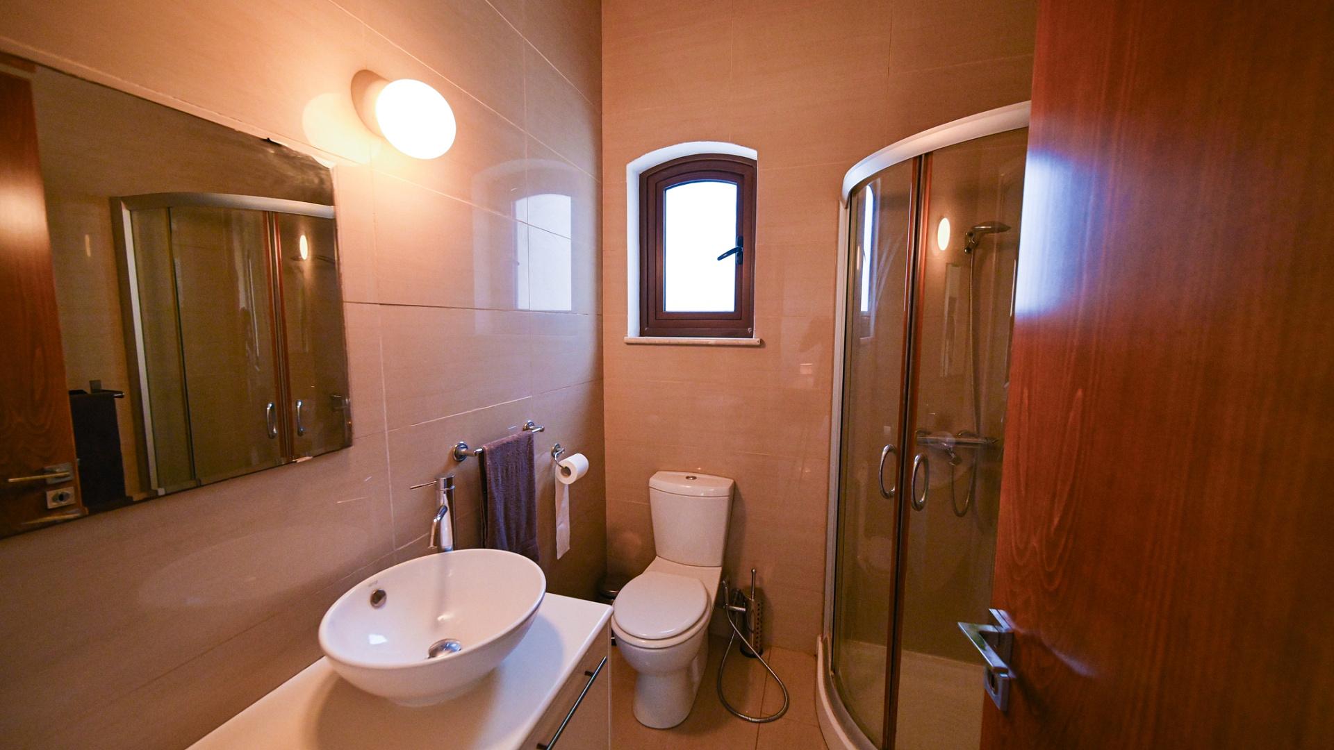 6-bedroom villa in Larnaca № 153177: https://dom.com.cy/en/catalog/sale/153177/ (dom.com.cy)