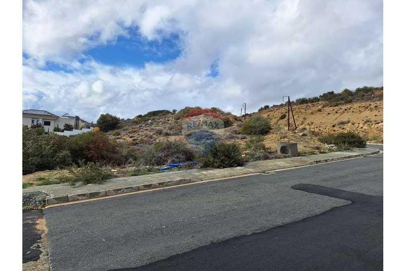 Residential land 847 m²: https://www.bazaraki.com/adv/5798081_residential-land-847-m2 (www.bazaraki.com)