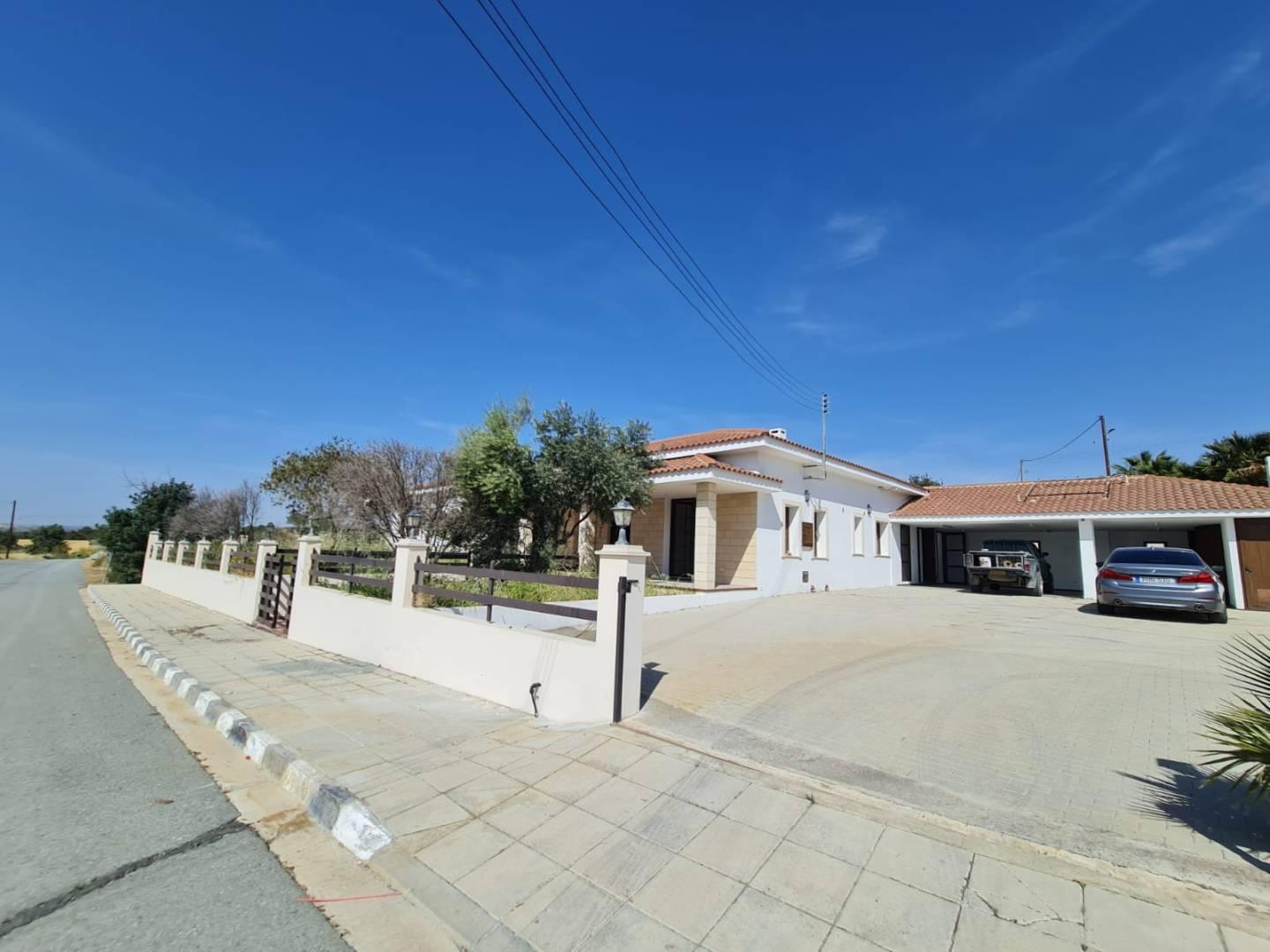 5-bedroom villa in Larnaca № 153151: https://dom.com.cy/en/catalog/sale/153151/ (dom.com.cy)