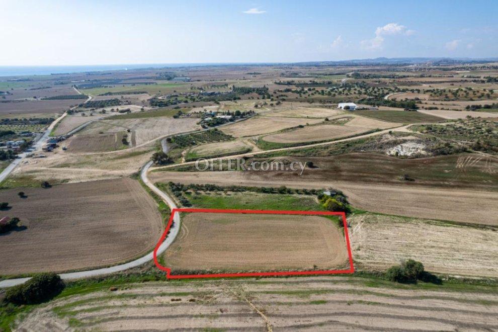 Residential field in Tersefanou Larnaca: https://www.offer.com.cy/en/residential-field-in-tersefanou-larnaca/21-811666/ (www.offer.com.cy)