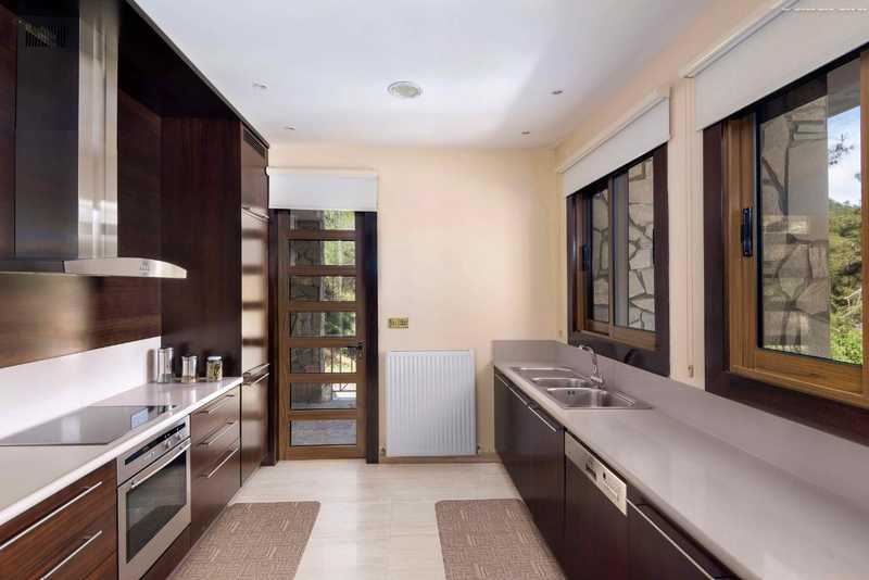 5-bedroom villa for sale: https://www.bazaraki.com/adv/5783833_5-bedroom-villa-for-sale (www.bazaraki.com)