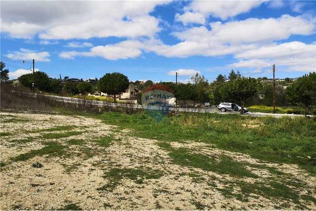 Residential land 357 m²: https://www.bazaraki.com/adv/5793159_residential-land-357-m2 (www.bazaraki.com)