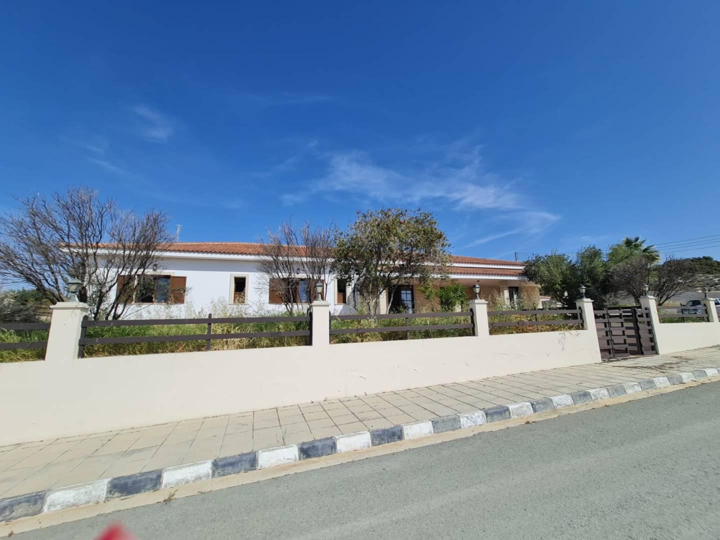 5-bedroom villa in Larnaca № 153151: https://dom.com.cy/en/catalog/sale/153151/ (dom.com.cy)