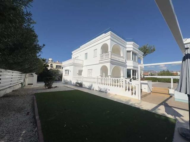 6-bedroom villa to rent: https://www.bazaraki.com/adv/5794250_6-bedroom-villa-to-rent (www.bazaraki.com)