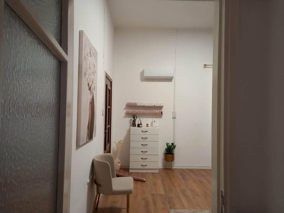 Beauty space for rent: https://www.facebook.com/marketplace/item/692113433457754 (www.facebook.com)