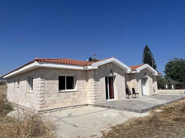 Bungalow in monagroulli, 170 sq.m.: https://www.bazaraki.com/adv/5793280_bungalow-in-monagroulli-170-sq-m (www.bazaraki.com)
