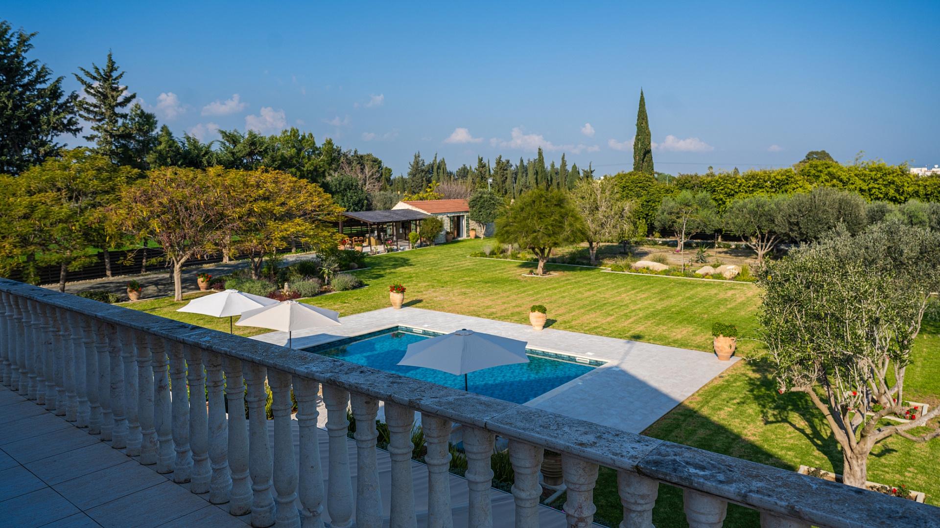 6-bedroom villa in Larnaca № 153177: https://dom.com.cy/en/catalog/sale/153177/ (dom.com.cy)