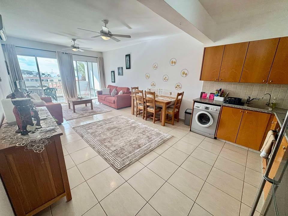 2 beds 2 baths Flat/apartment: https://www.facebook.com/marketplace/item/1377221256656155 (www.facebook.com)