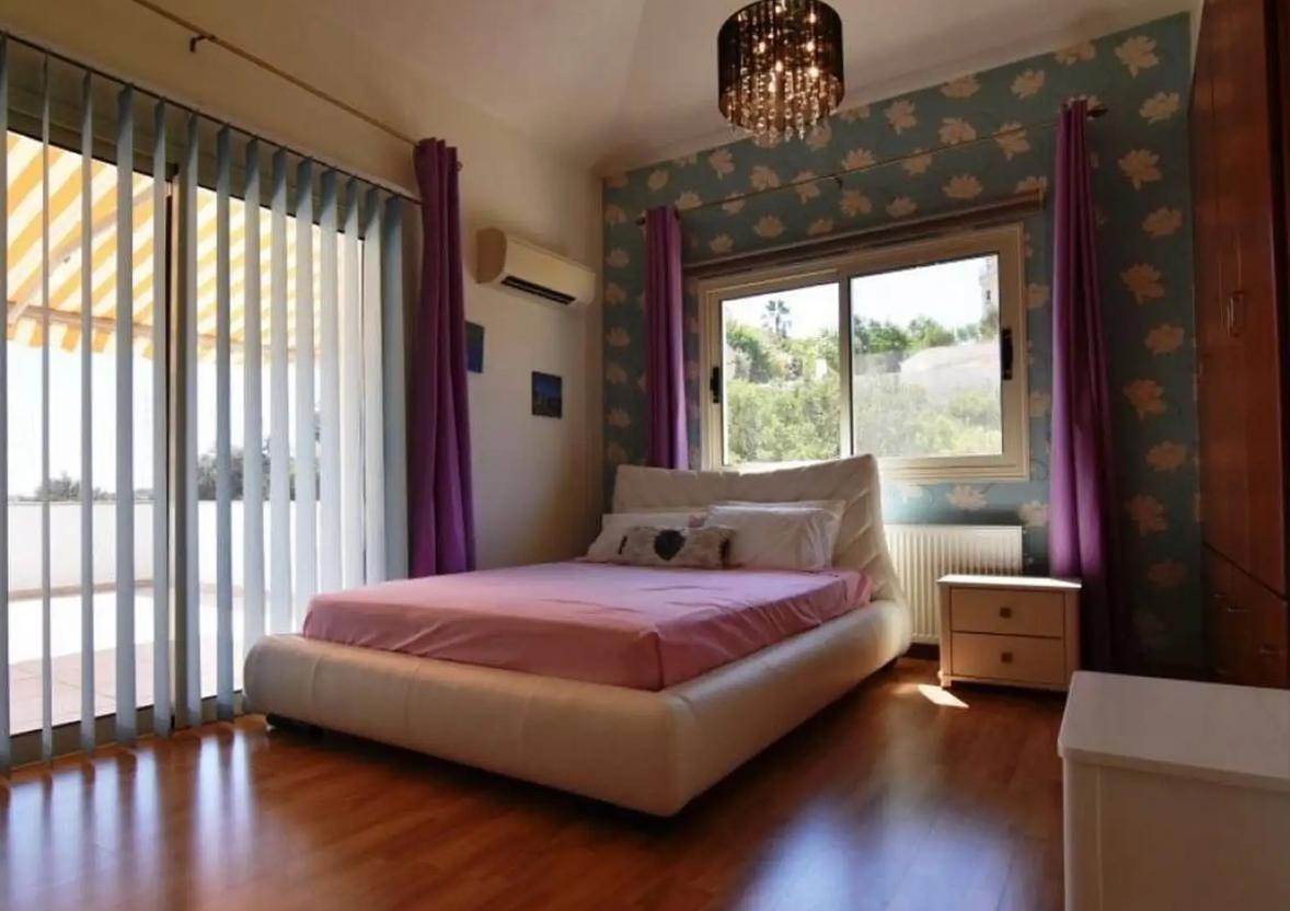 4-bedroom villa in Limassol №152593: https://dom.com.cy/en/catalog/rent/152593/ (dom.com.cy)