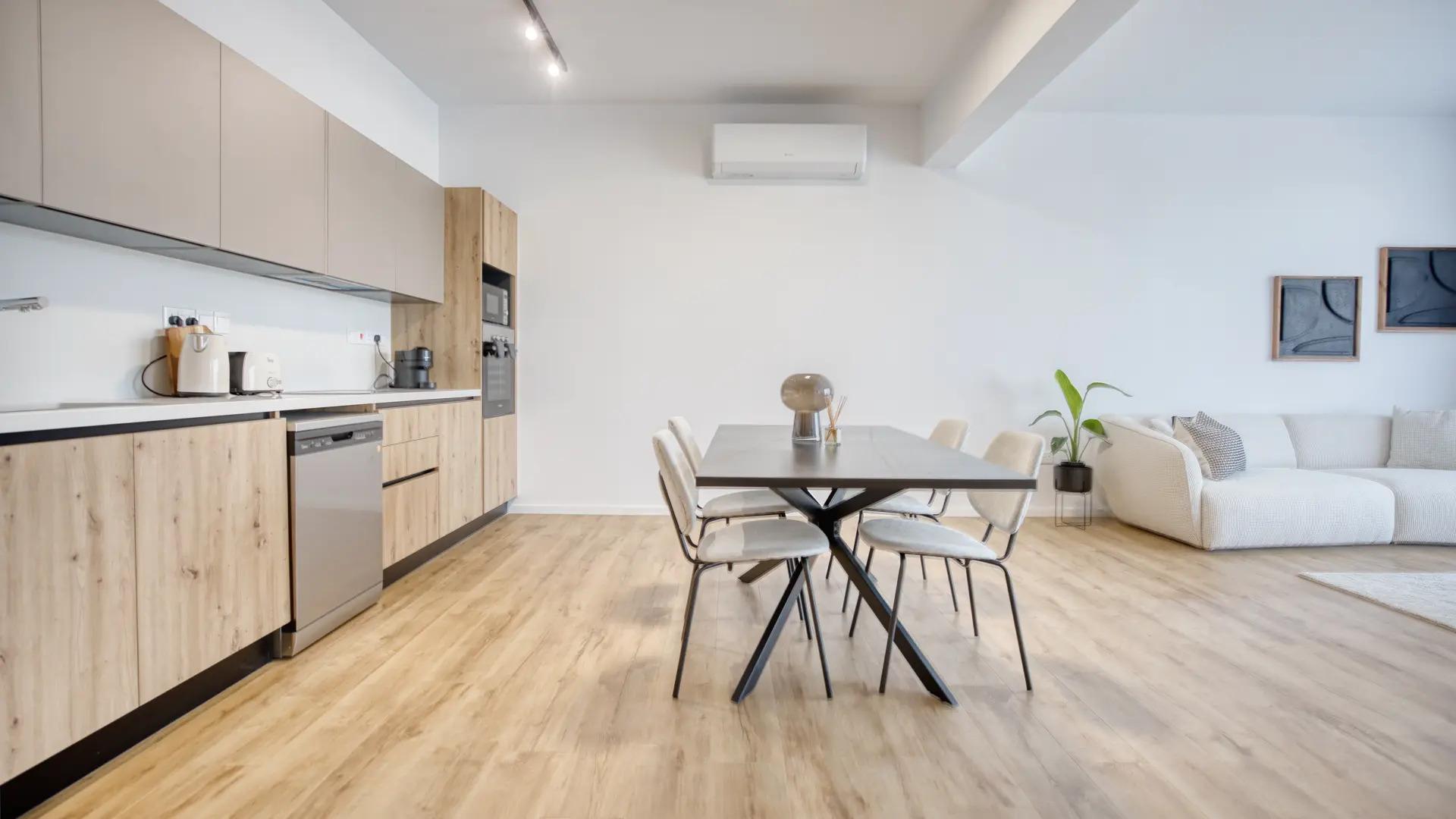 2-bedroom flat in Limassol №153723: https://dom.com.cy/en/catalog/rent/153723/ (dom.com.cy)