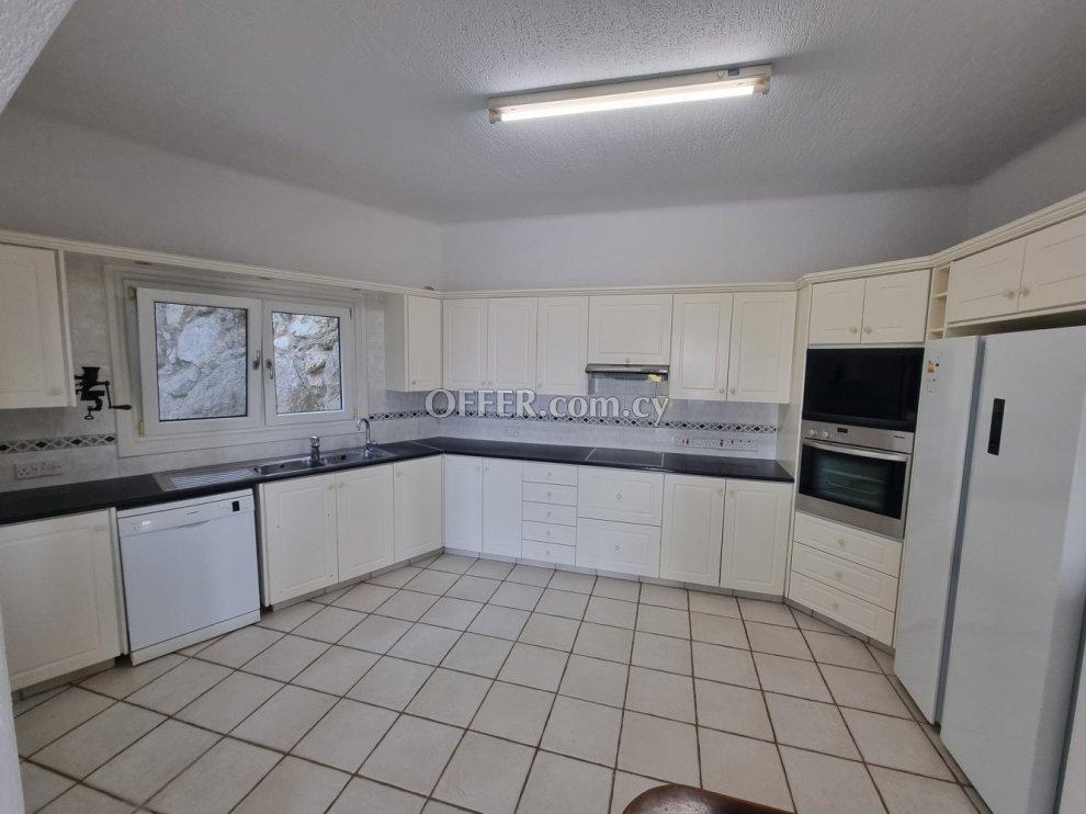 4-bedroom Detached Villa 321 sqm in Tala: https://www.offer.com.cy/en/4-bedroom-detached-villa-321-sqm-in-tala/21-816029/ (www.offer.com.cy)