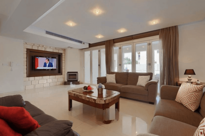 6-bedroom villa for sale: https://www.bazaraki.com/adv/5792775_6-bedroom-villa-for-sale (www.bazaraki.com)