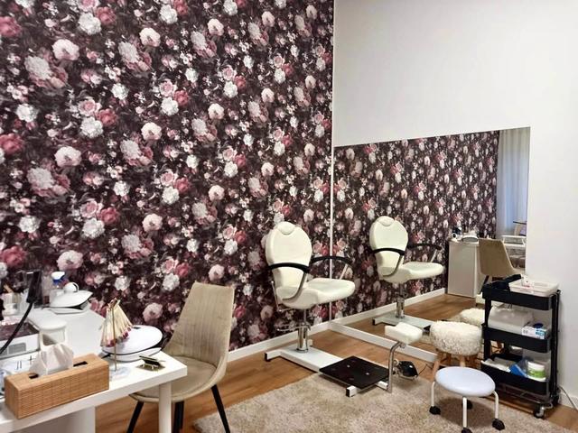 Beauty space for rent: https://www.facebook.com/marketplace/item/692113433457754 (www.facebook.com)
