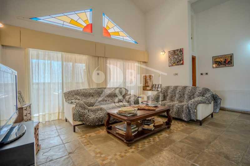 7-bedroom villa to rent: https://www.bazaraki.com/adv/5791481_7-bedroom-villa-to-rent (www.bazaraki.com)