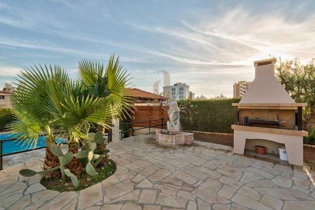  3-bedroom villa to rent: https://www.bazaraki.com/adv/5793263_3-bedroom-villa-to-rent (www.bazaraki.com)