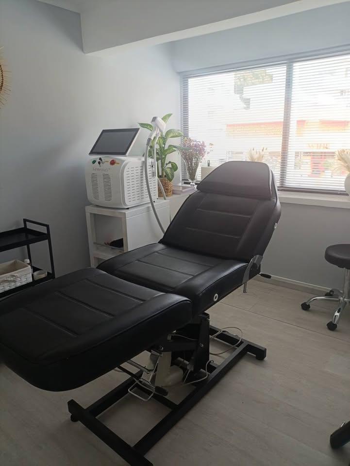 Rant beauty cosmetics room with shower: https://www.facebook.com/marketplace/item/715321164168603 (www.facebook.com)